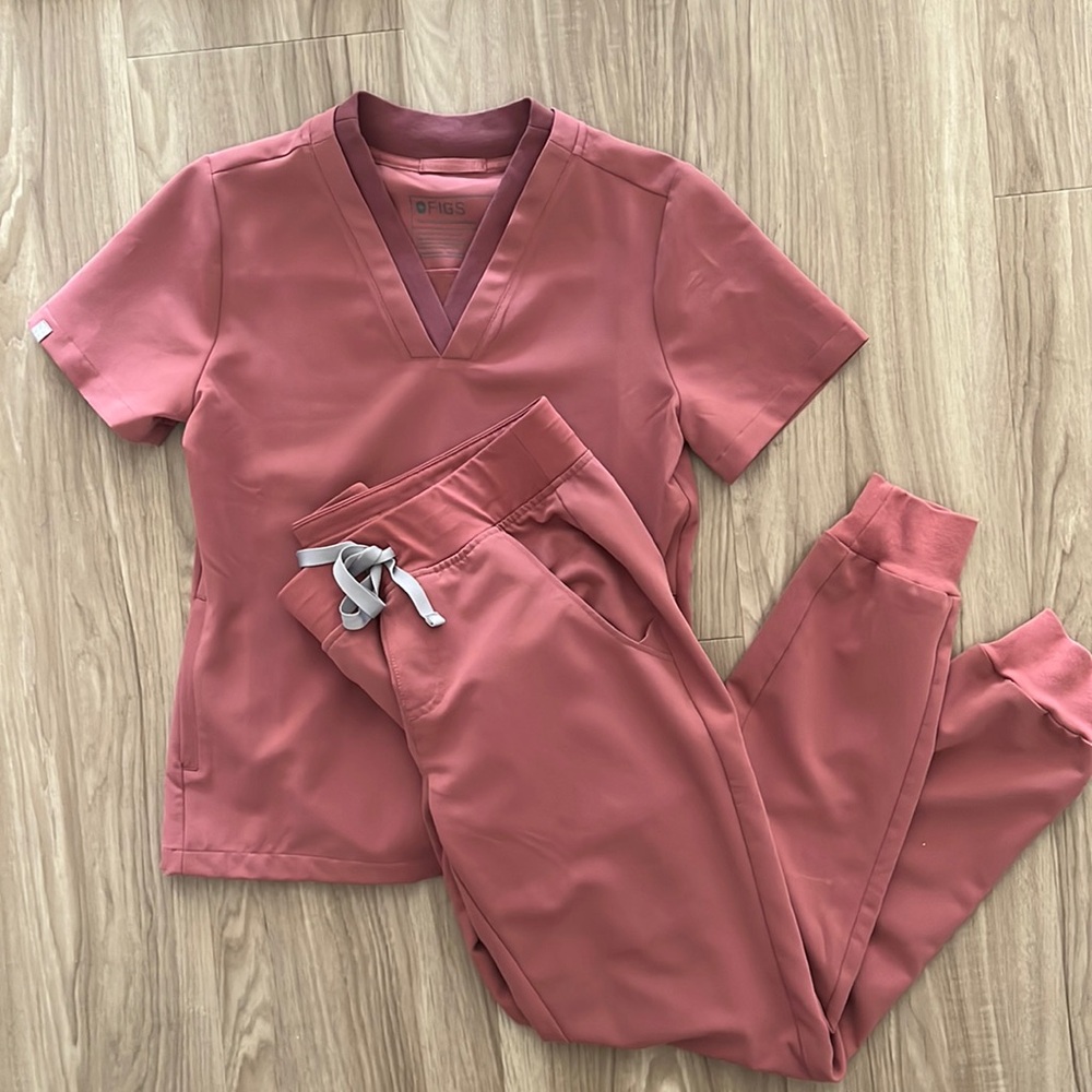 Figs set dusty rose: XXS top, XS jogger scrubs.